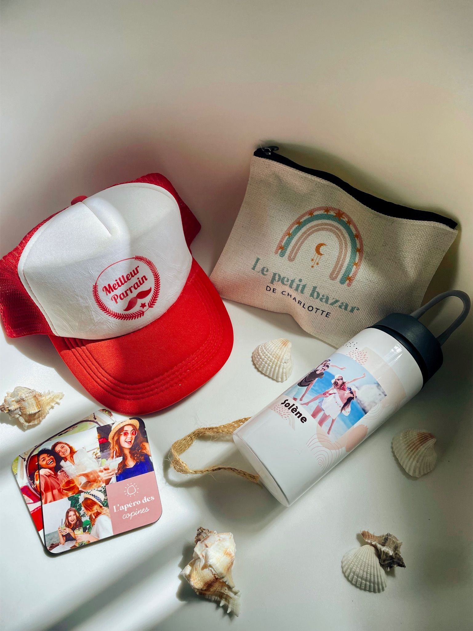 Casquette, pochette, gourde, dessous de verre